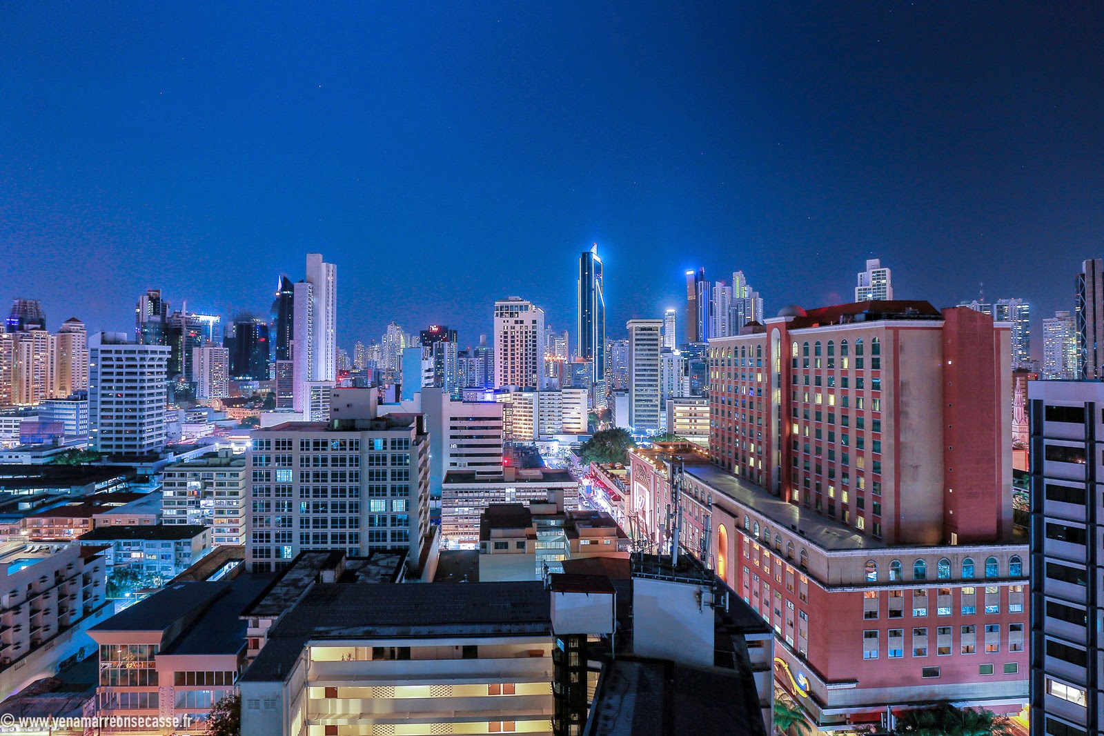 Panama City illuminée la nuit