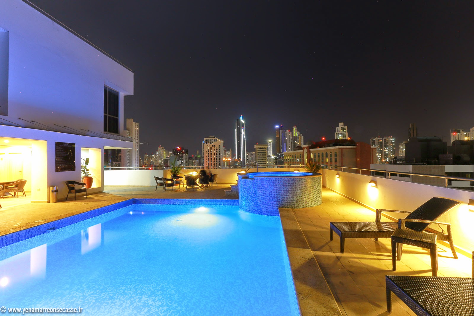 Piscine sur le toit de l’hôtel, de nuit