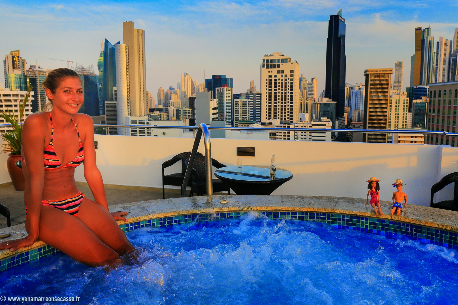 Jacuzzi sur le toit face aux gratte-ciels