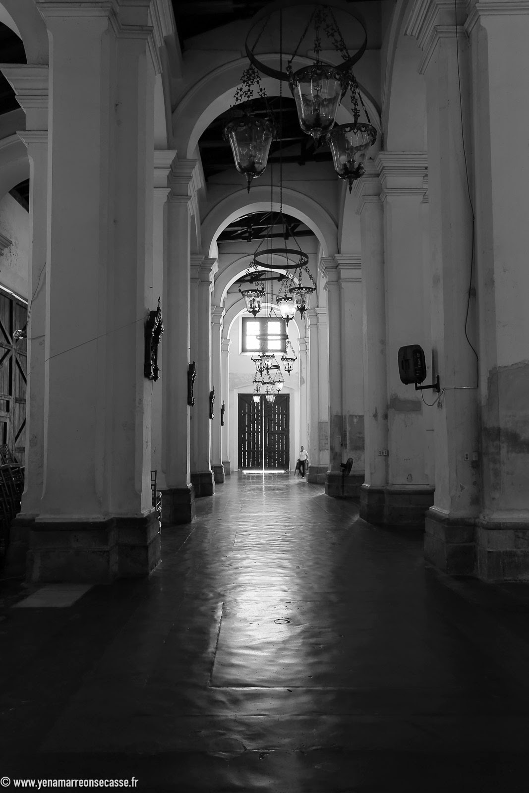 Couloir d’une église, en noir et blanc