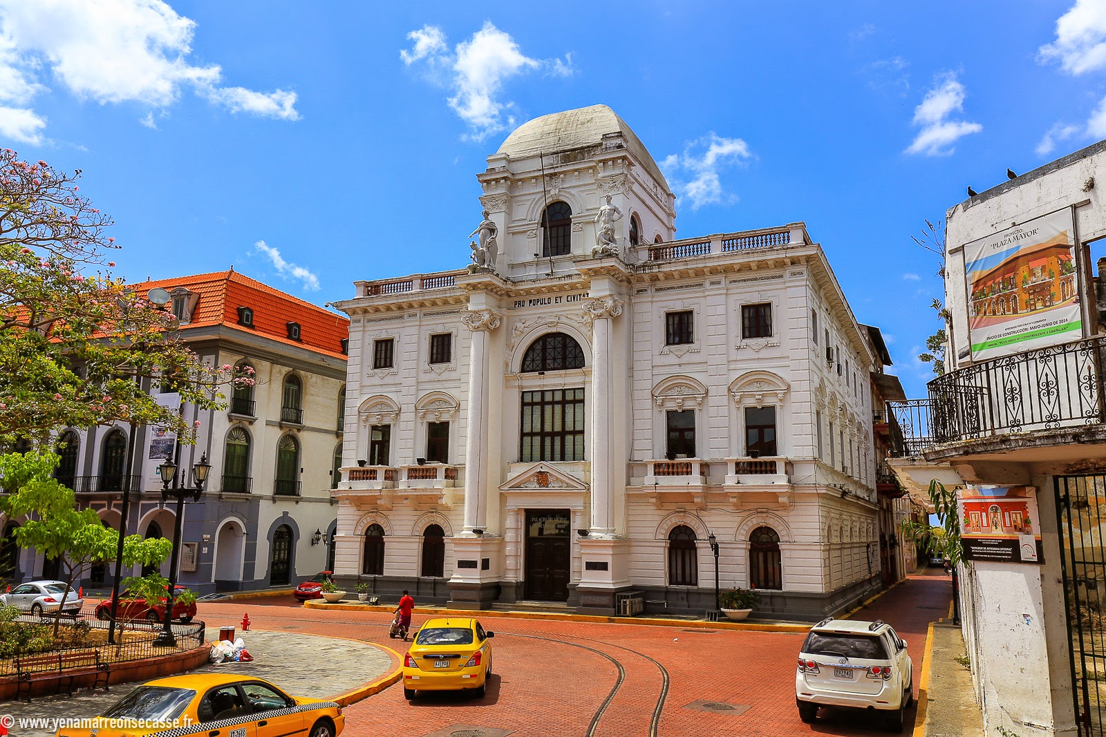 Bâtiment colonial blanc du Casco Viejo