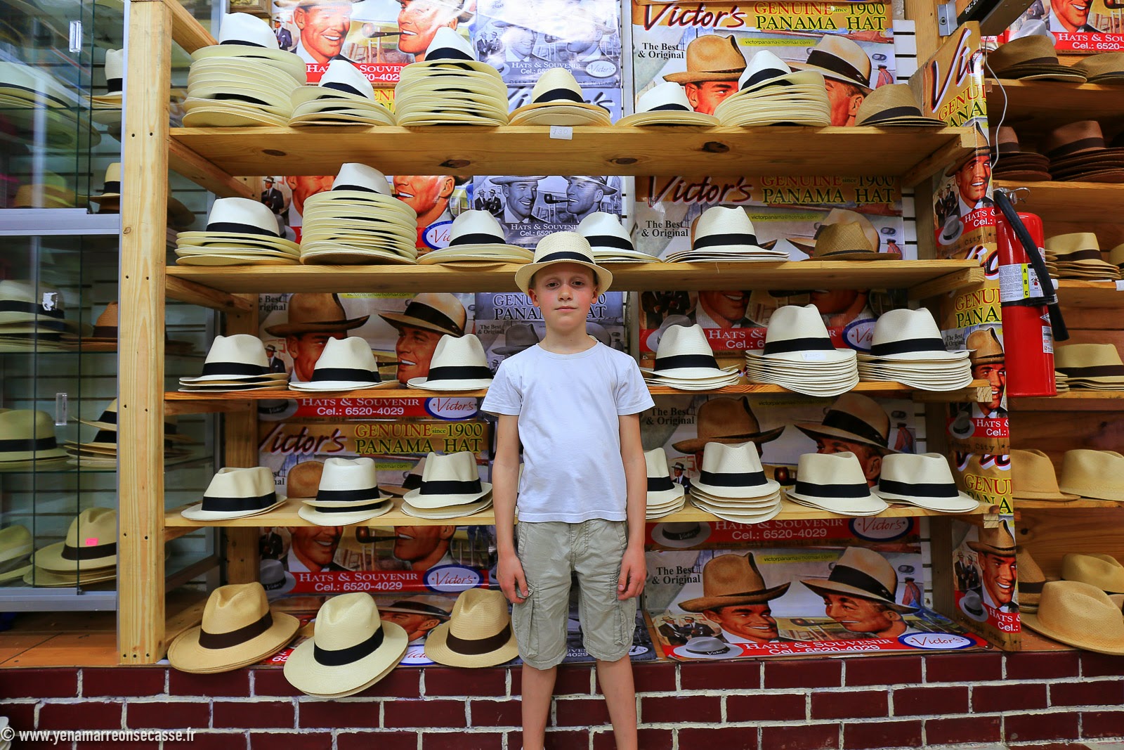 Devant une boutique de chapeaux Panama
