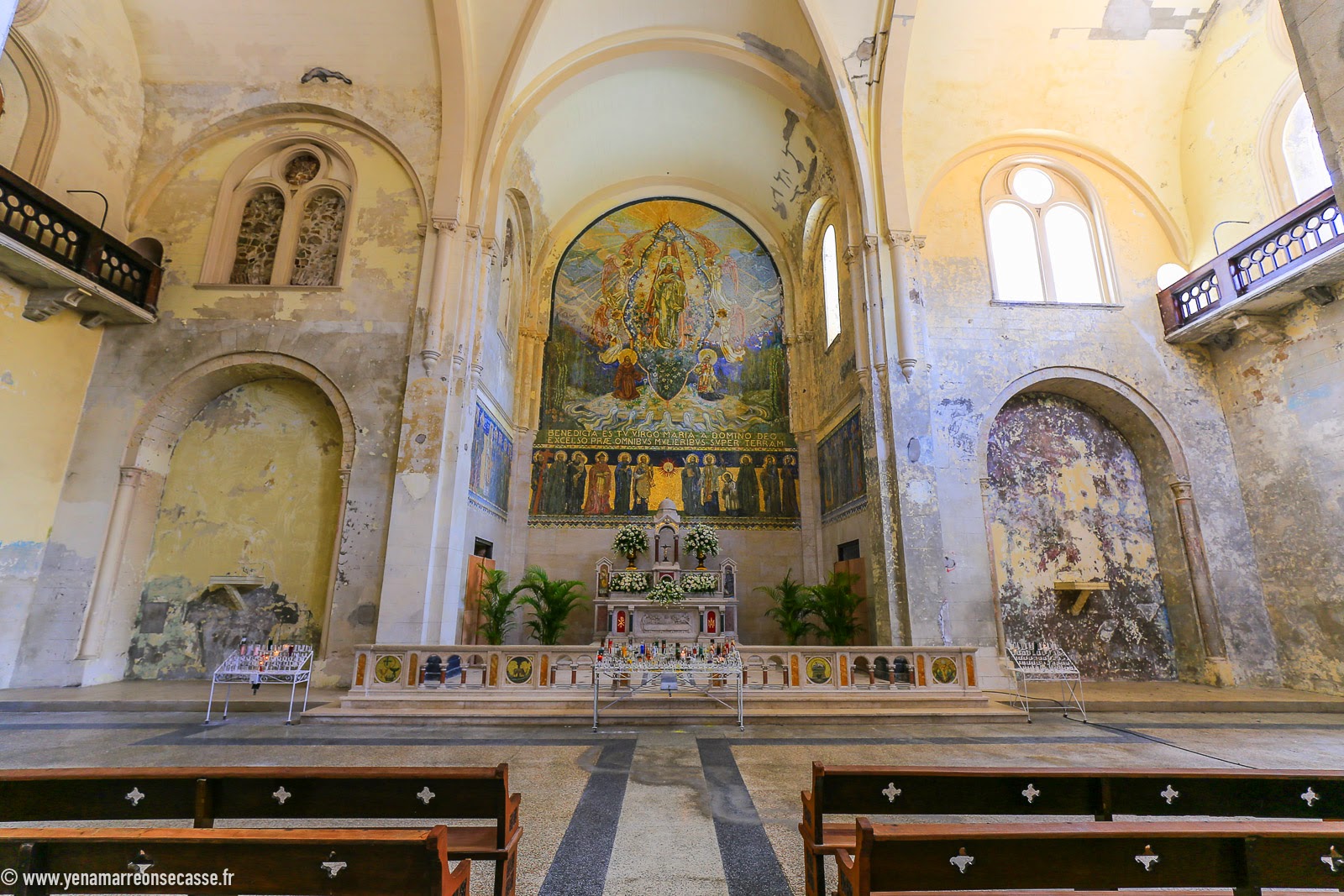 Intérieur et fresques d’une église