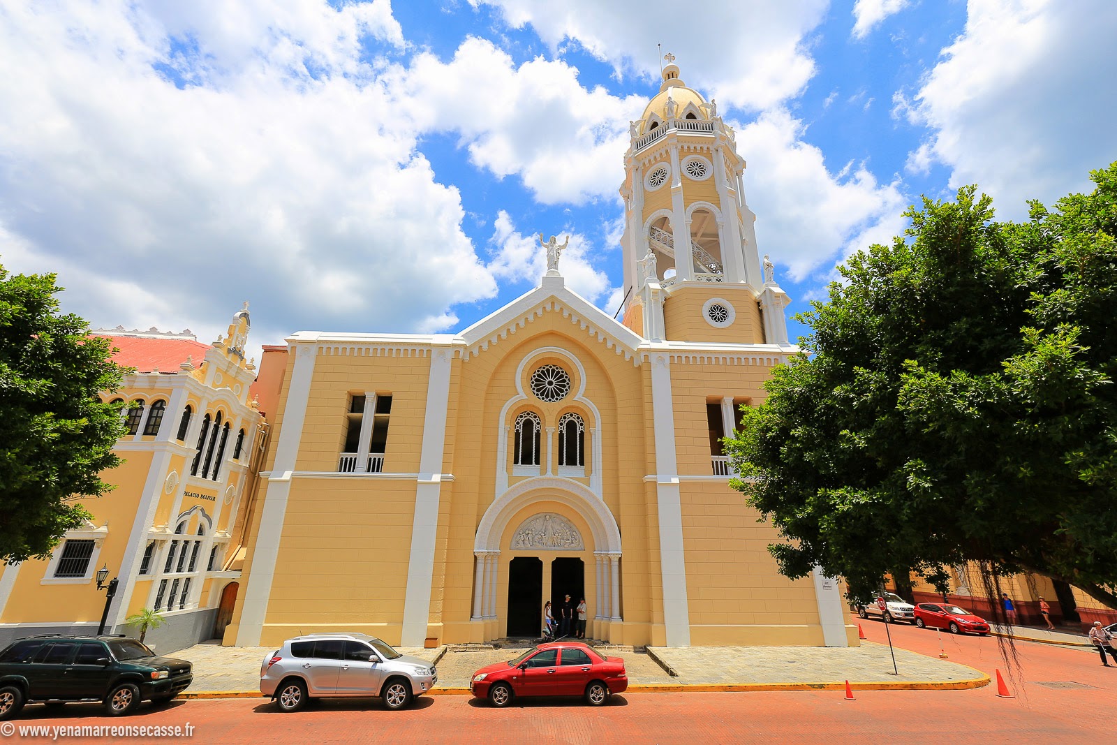 Église jaune et palmiers du Casco Viejo