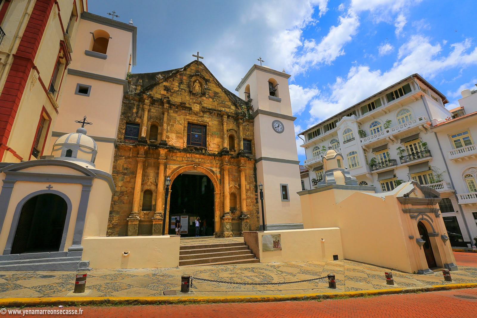 Façade baroque d’une église du Casco Viejo