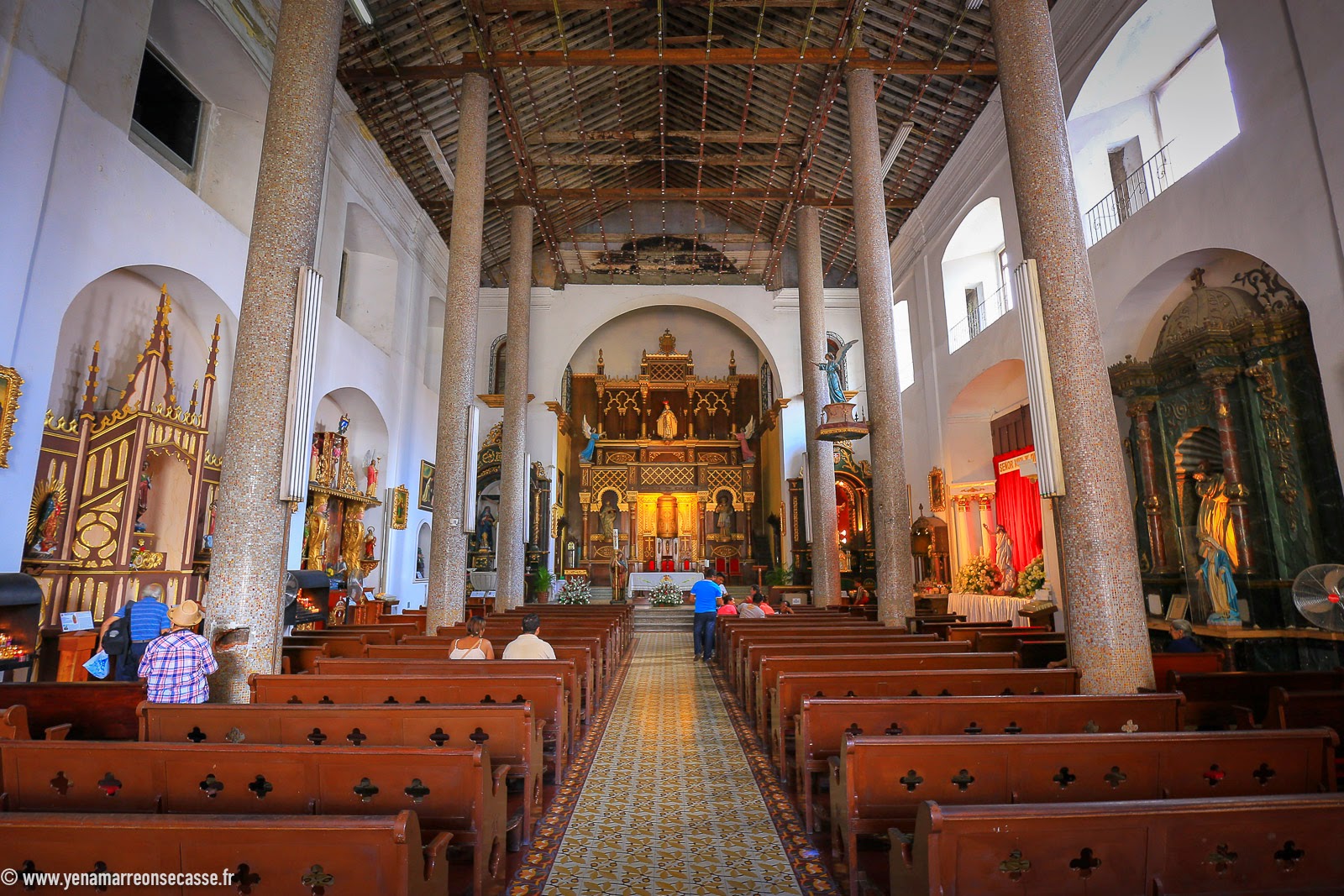 Nef et autel d’une église coloniale