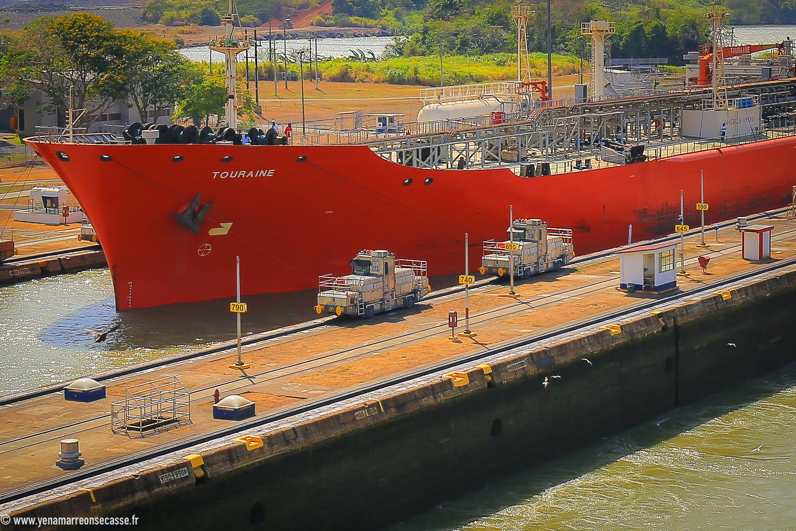 Pétrolier rouge tiré dans l’écluse