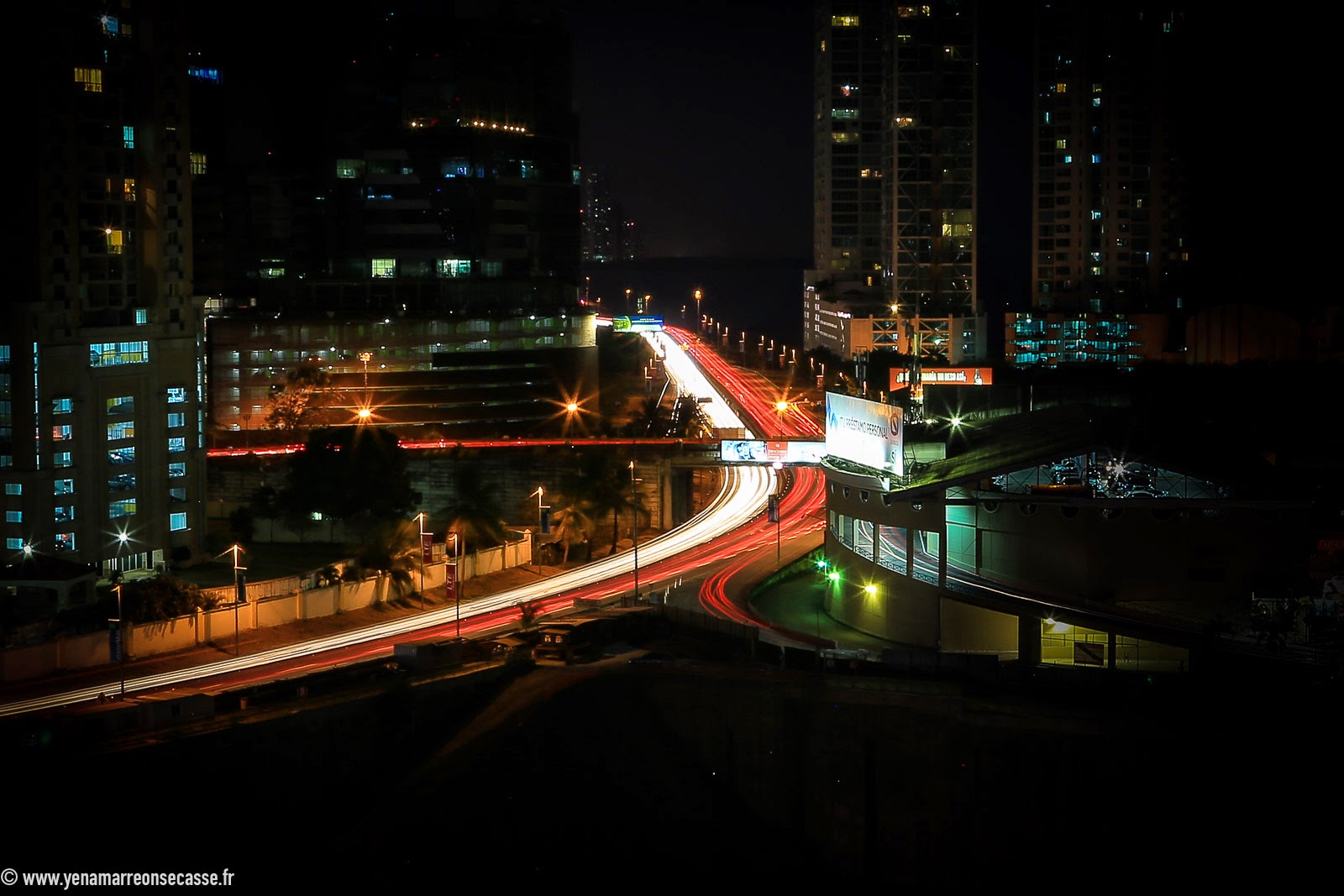 Traînées de phares sur le périphérique la nuit