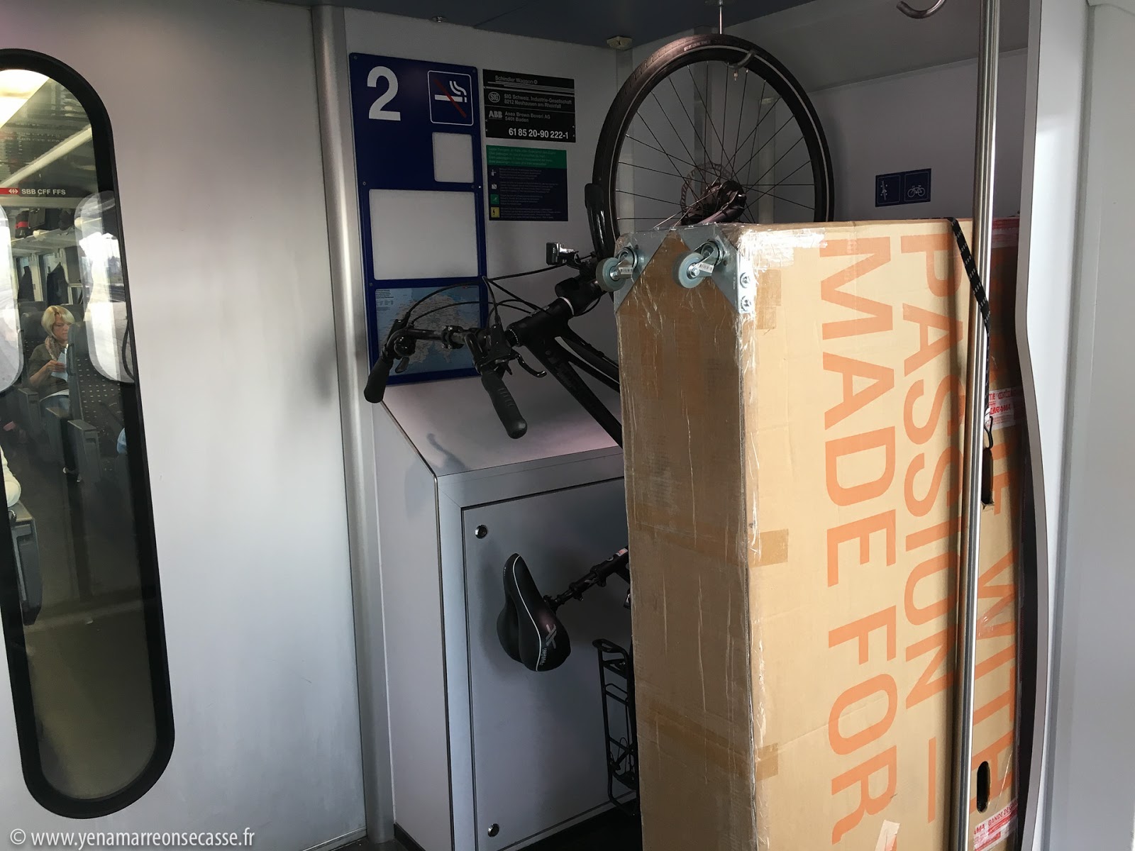 Carton de vélo calé dans l’espace vélo d’un train allemand
