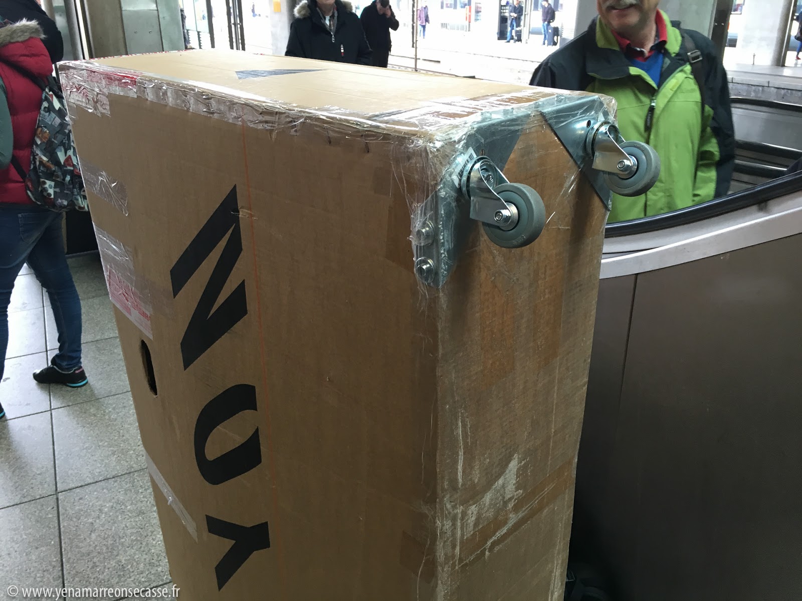 Carton de vélo équipé de roulettes bricolées