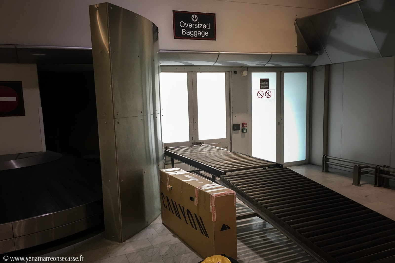 Carton de vélo récupéré au tapis à bagages