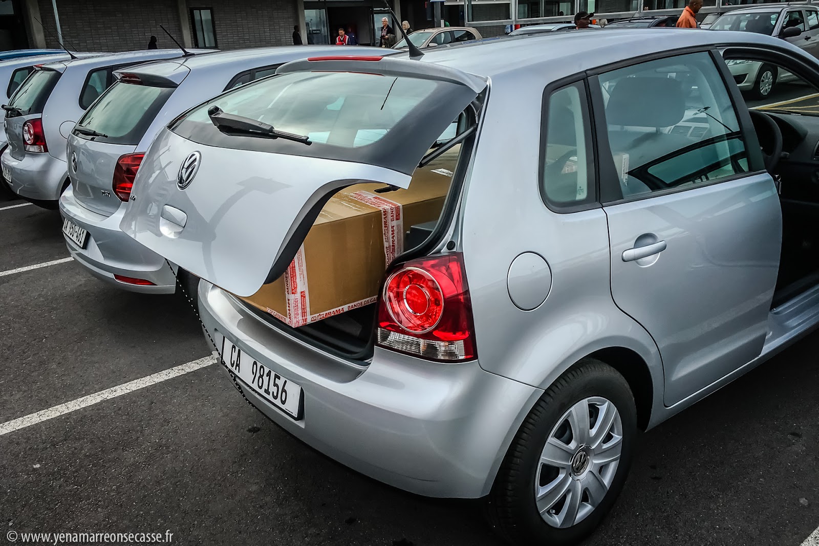 Carton de vélo dans le coffre d’une voiture de location
