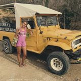 Adele en combishort rose devant un vieux Toyota Land Cruiser
