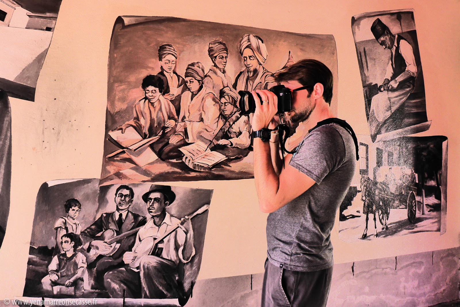 Photographe devant une fresque en noir et blanc