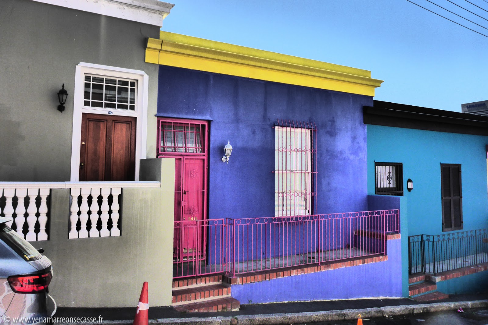 Maison bleue et violette