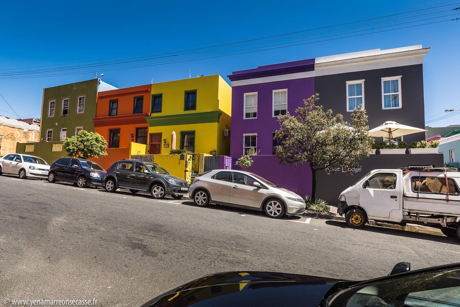Voitures garées devant les maisons colorées