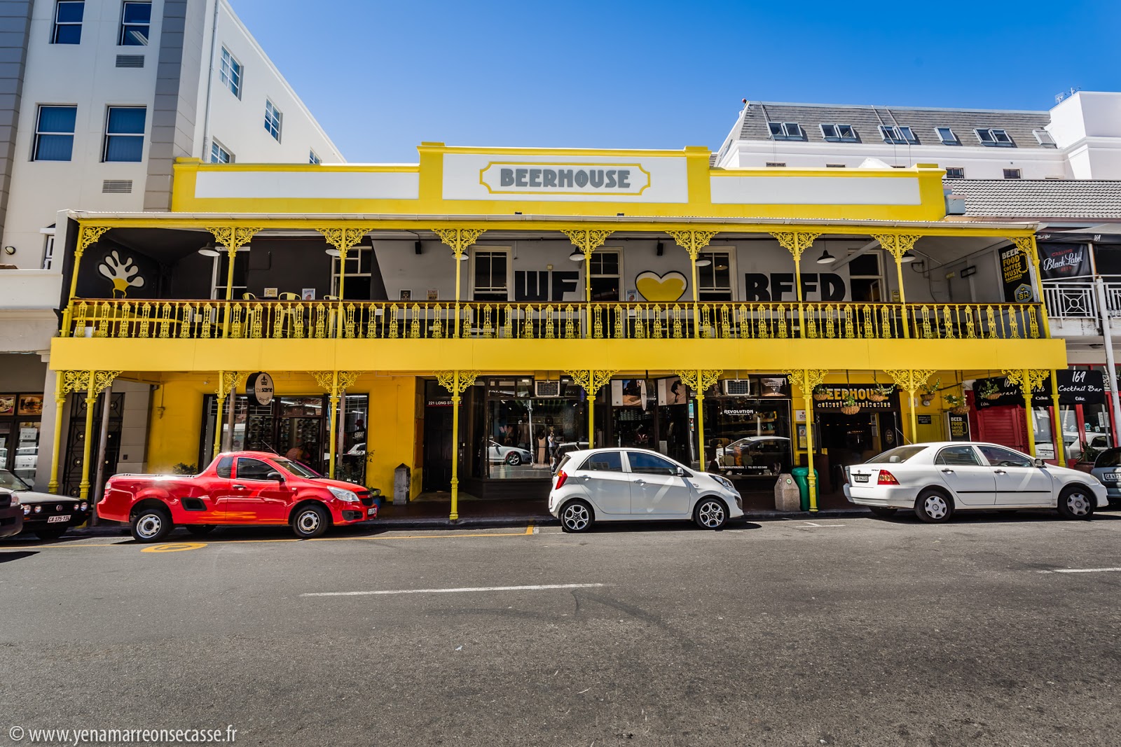 Façade jaune à balcons