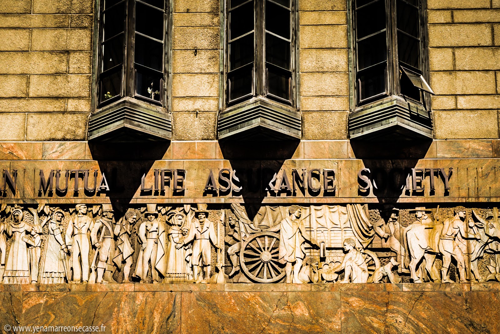 Frise sculptée du Mutual Building