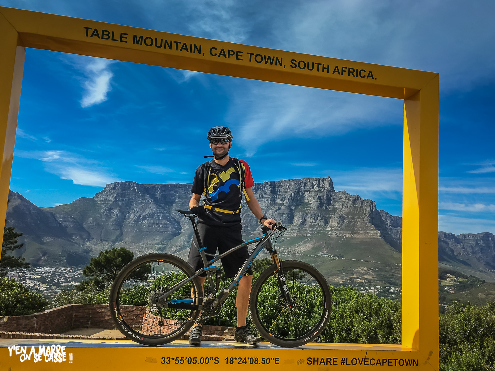 VTT devant le cadre face à Table Mountain, à Cape Town