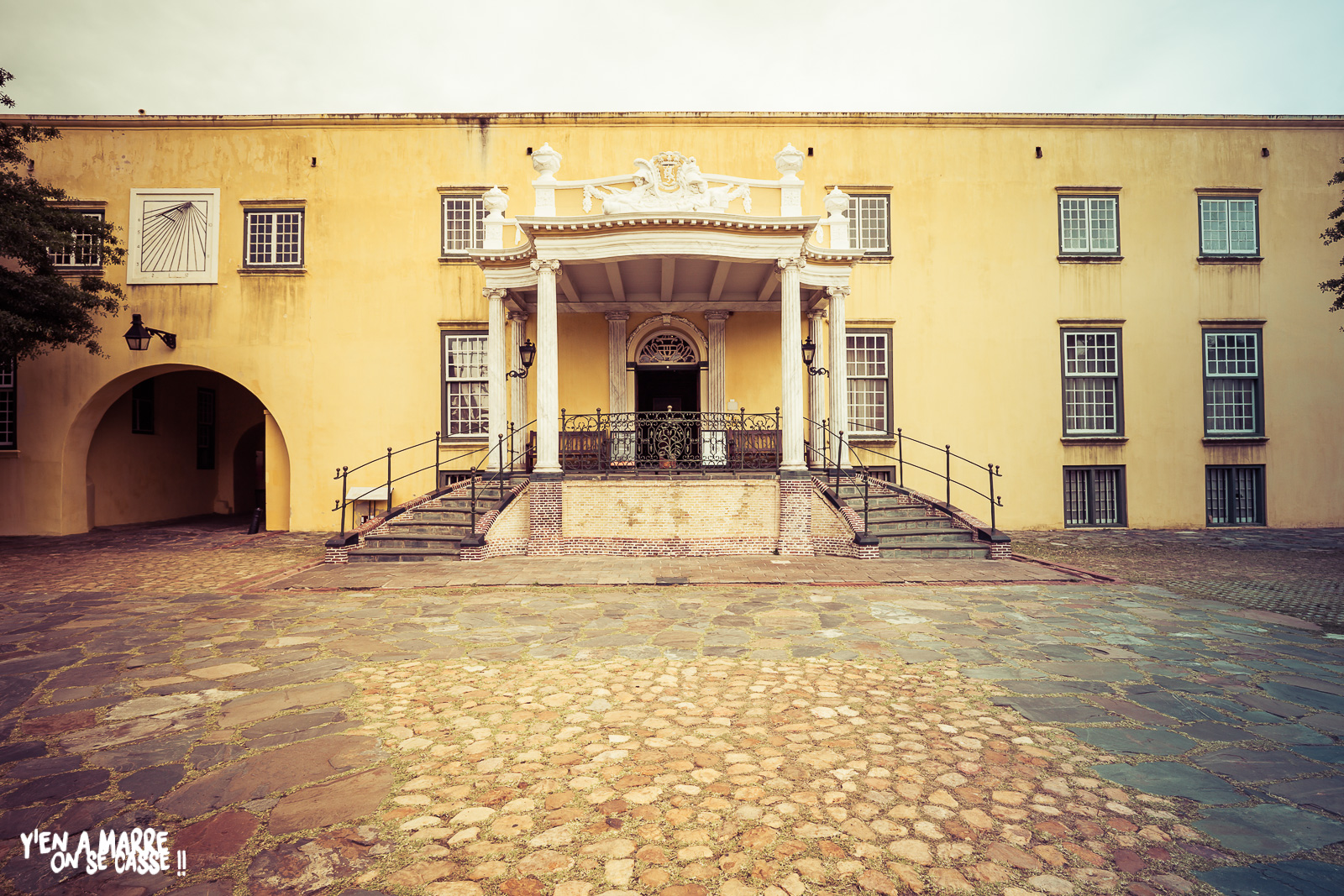 Bâtiment jaune dans la cour du fort