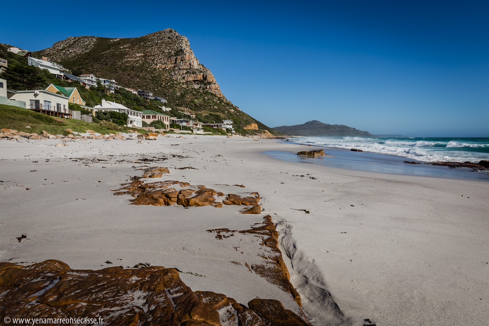 Plage et maisons de Misty Cliffs