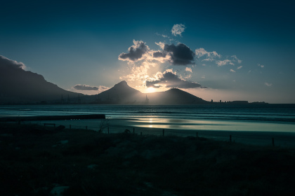 Coucher de soleil sur Table Mountain depuis la baie