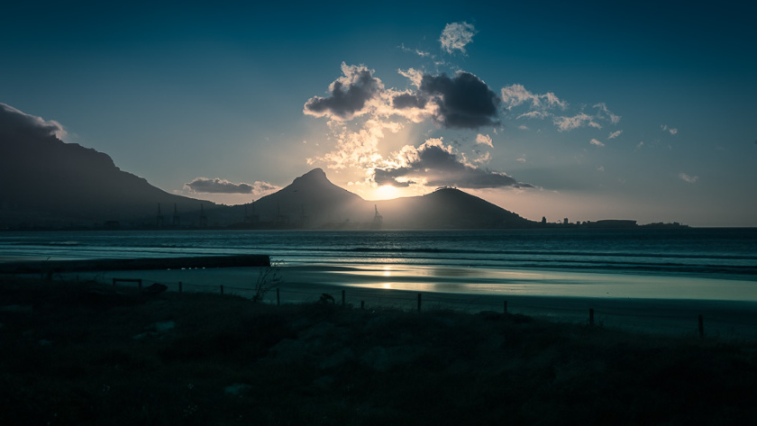 Coucher de soleil sur Table Mountain depuis la baie