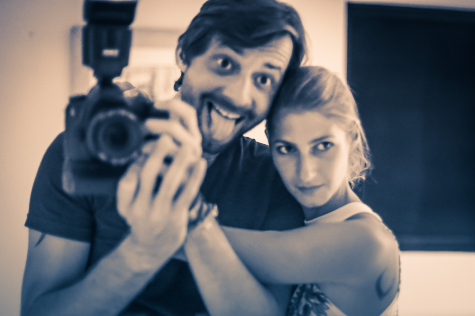Couple de blogueurs voyage avec un appareil photo reflex
