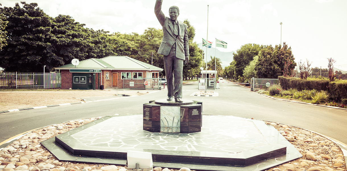 Statue de Nelson Mandela le poing levé, en Afrique du Sud