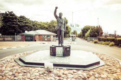Statue de Nelson Mandela le poing levé, en Afrique du Sud
