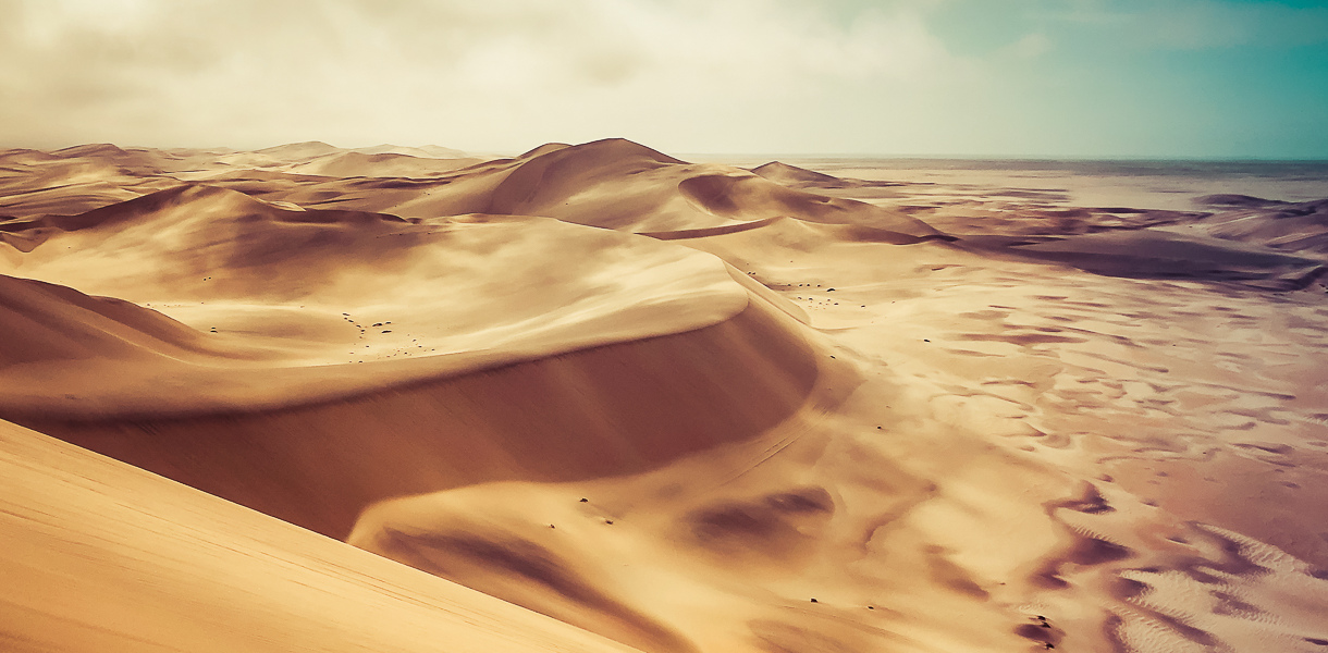 Dunes de sable du désert du Namib au bord de l’océan, en Namibie