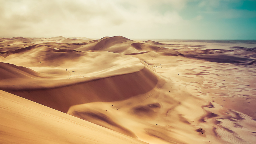 Dunes de sable du désert du Namib au bord de l’océan, en Namibie