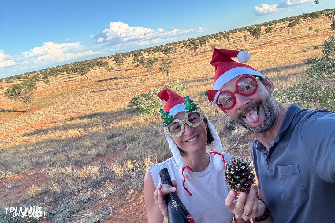 Selfie avec bonnets de Noël au milieu des dunes du Kgalagadi