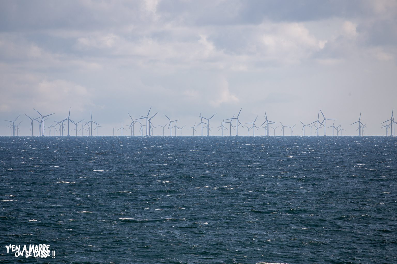 Éoliennes en mer depuis le ferry entre Puttgarden et le Danemark