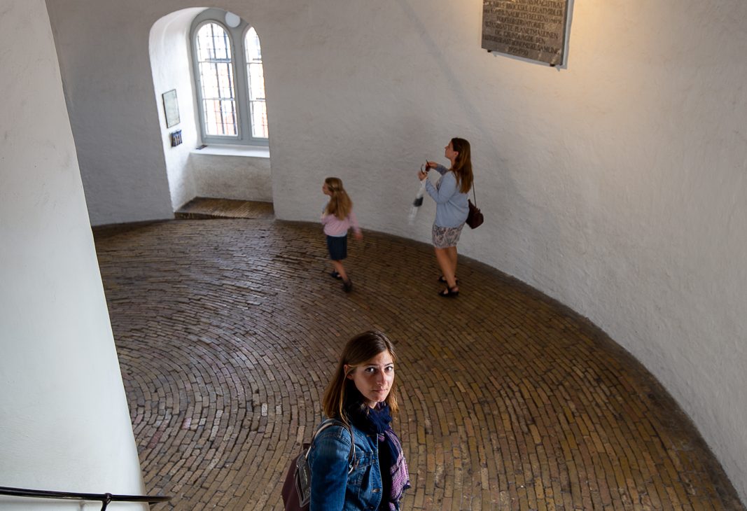Rampe pavée en spirale à l’intérieur de la Rundetårn