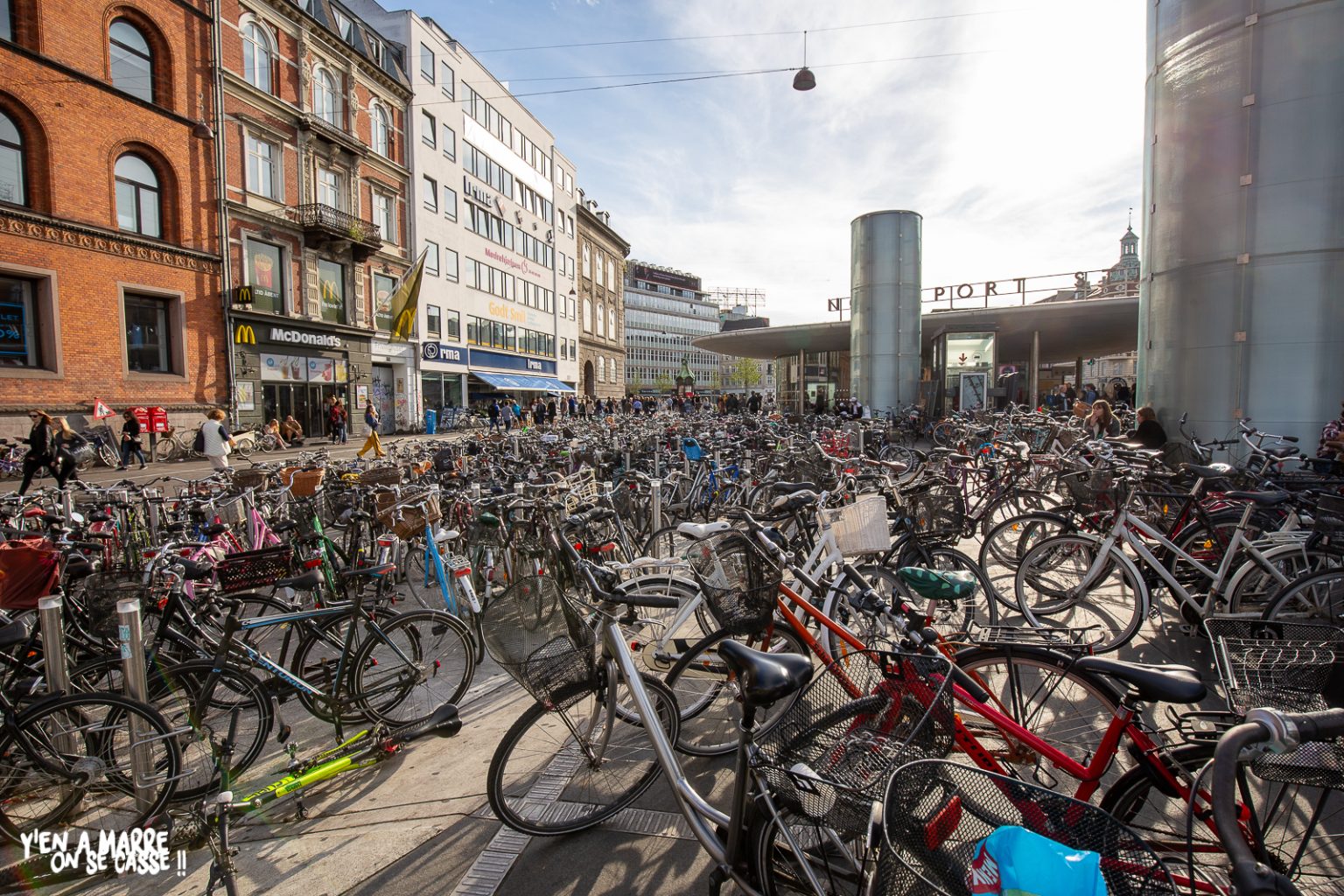 Des centaines de vélos garés dans une rue de Copenhague