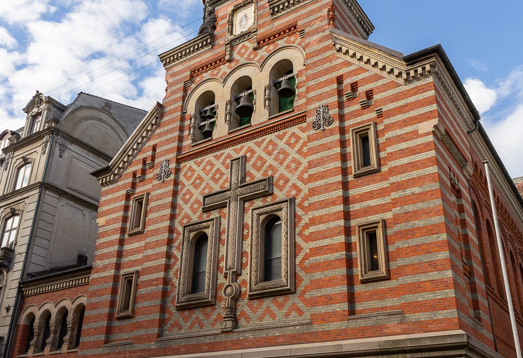Façade en briques de l’église orthodoxe Alexandre-Nevski