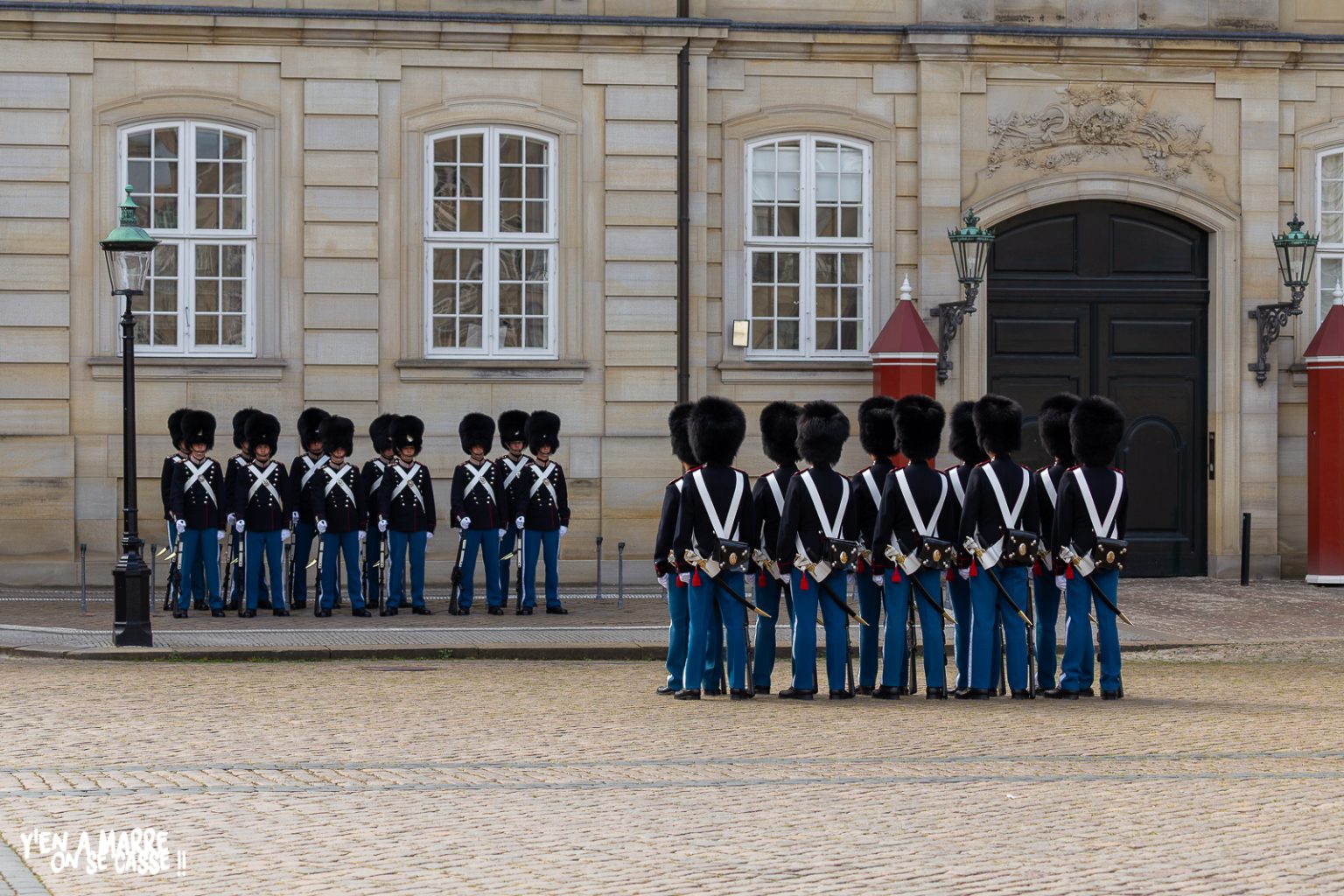 Relève des gardes royaux en uniforme bleu à Amalienborg