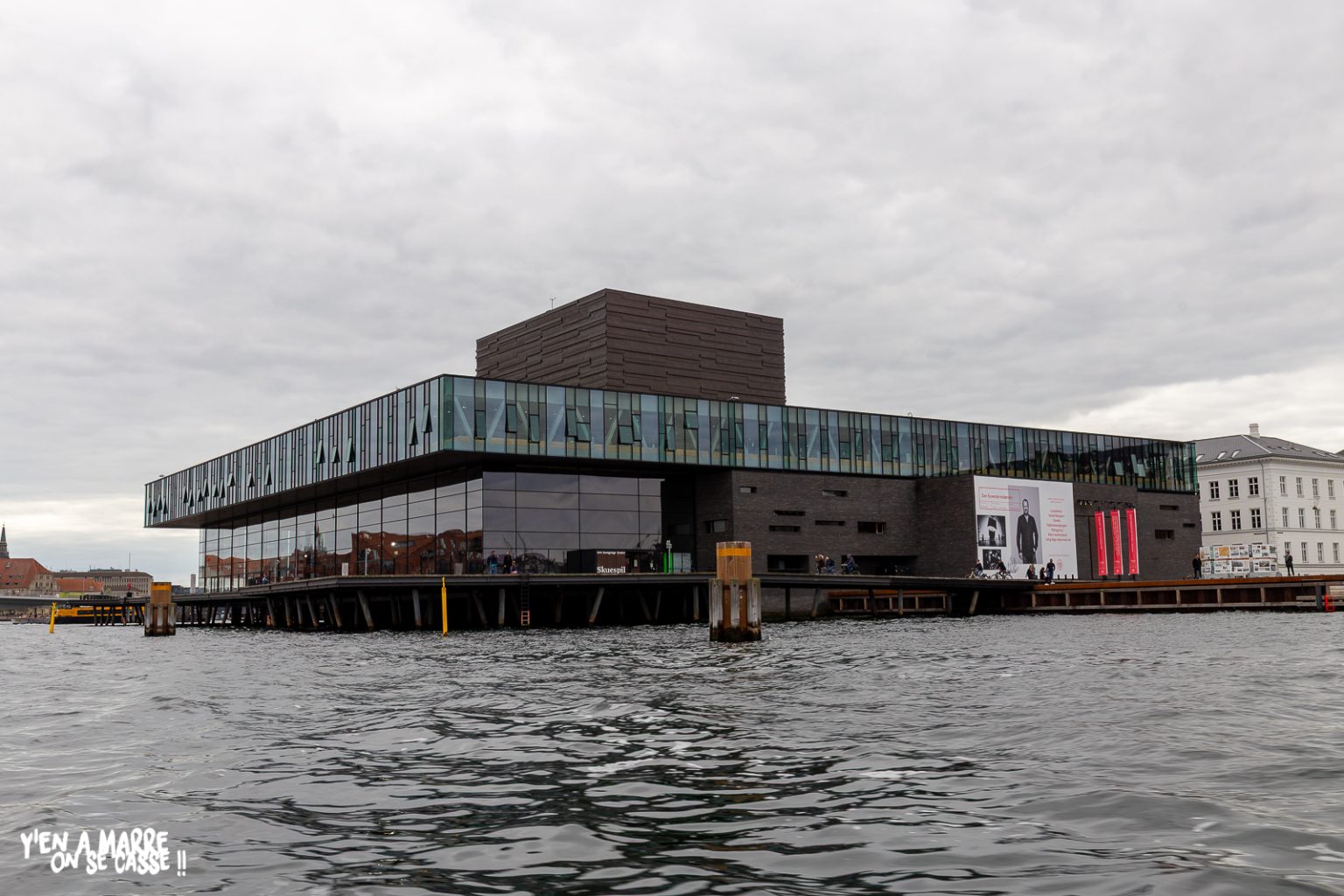 Le Théâtre royal au bord du port