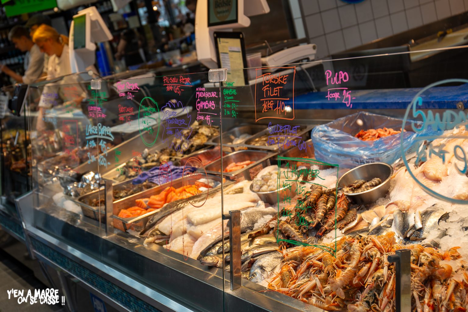 Étals de poissons et de fruits de mer aux halles de Torvehallerne, à Copenhague