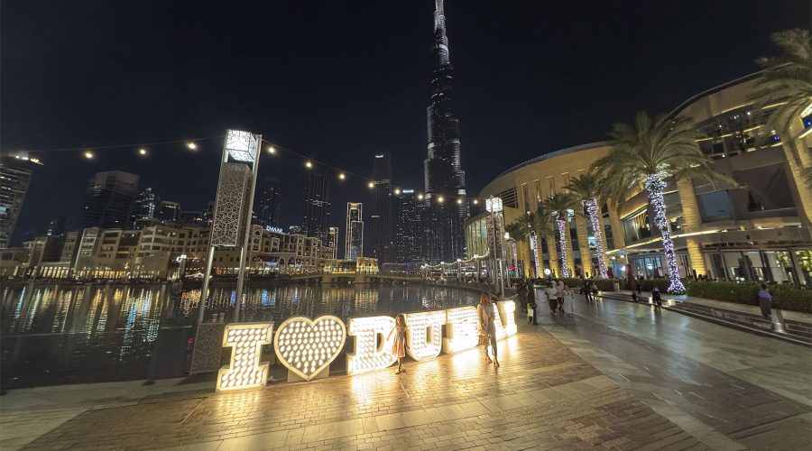 Lettres lumineuses « I love Dubai » de nuit au pied du Burj Khalifa, à Dubaï