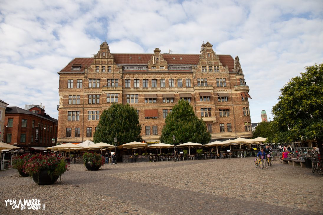 Façade en briques et terrasses dans le centre historique de Malmö