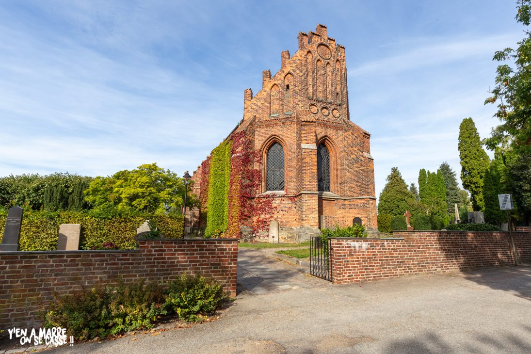 Église en briques rouges dans le centre de Lund