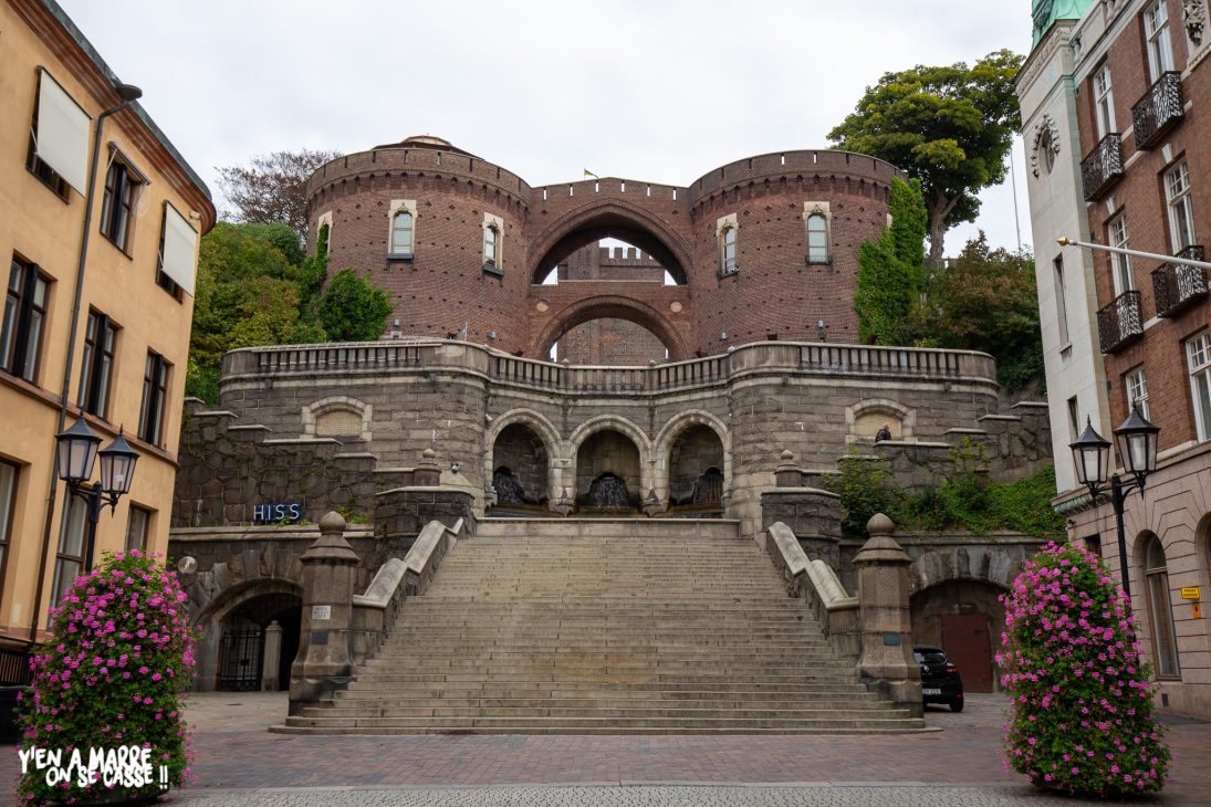 Les escaliers monumentaux qui montent vers Kärnan, à Helsingborg
