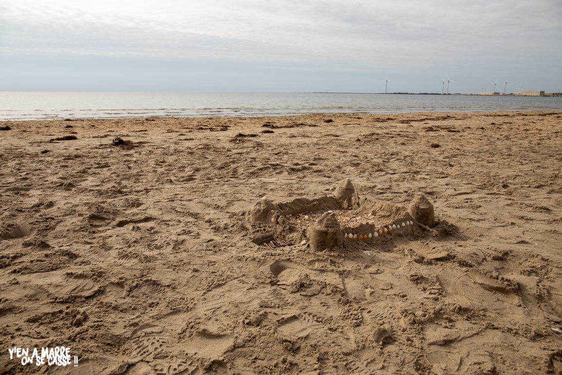 Château de sable abandonné sur la plage de Skrea Strand