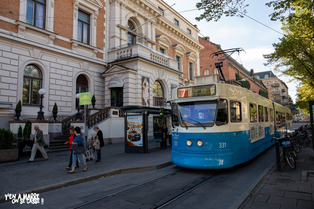 Tramway bleu dans une rue de Göteborg