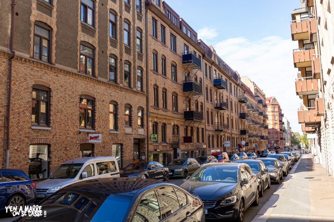 Rue bordée d’immeubles en briques à Göteborg