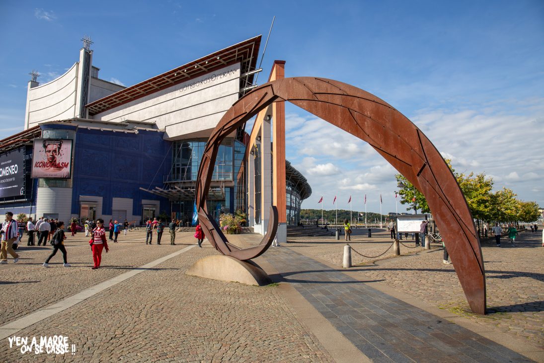 Sculpture métallique en arc sur les quais de Göteborg