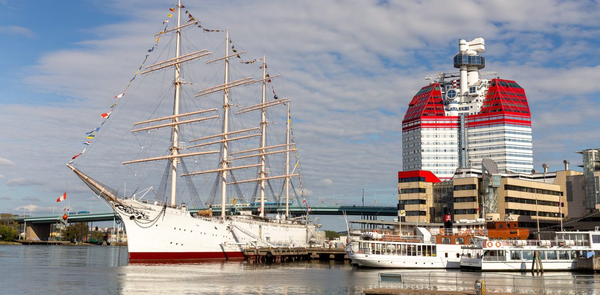 Le voilier Viking et la tour Lilla Bommen sur le port de Göteborg