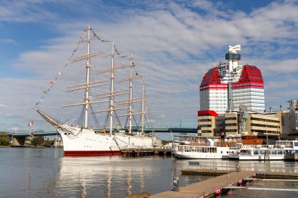 Le voilier Viking et la tour Lilla Bommen sur le port de Göteborg